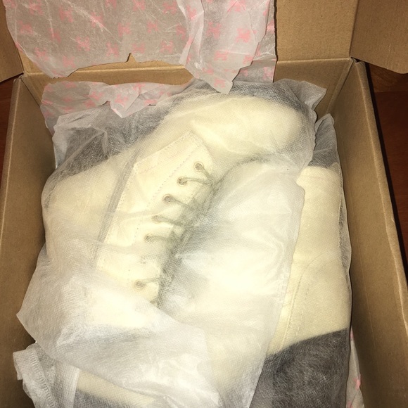 🚫sold🚫Journey women’s lace up booties -defect! - Picture 3 of 3